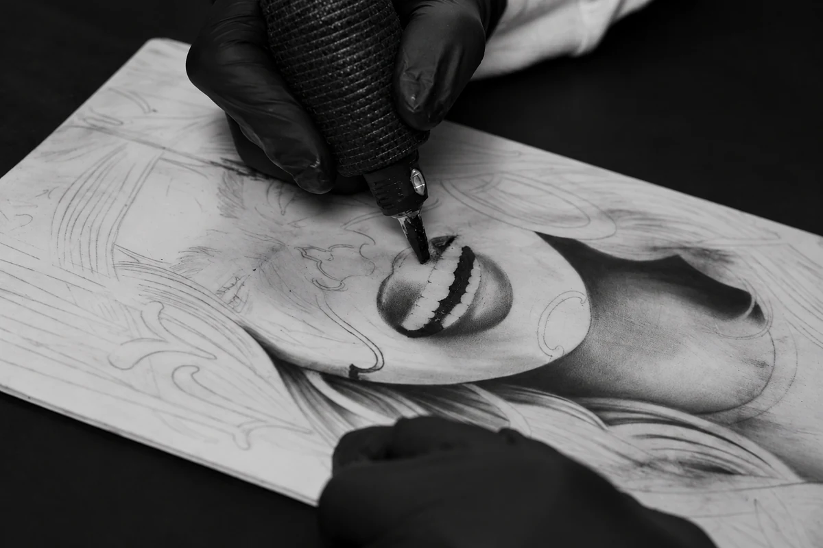 Travail d’ombrage sur un portrait sur peau synthétique.