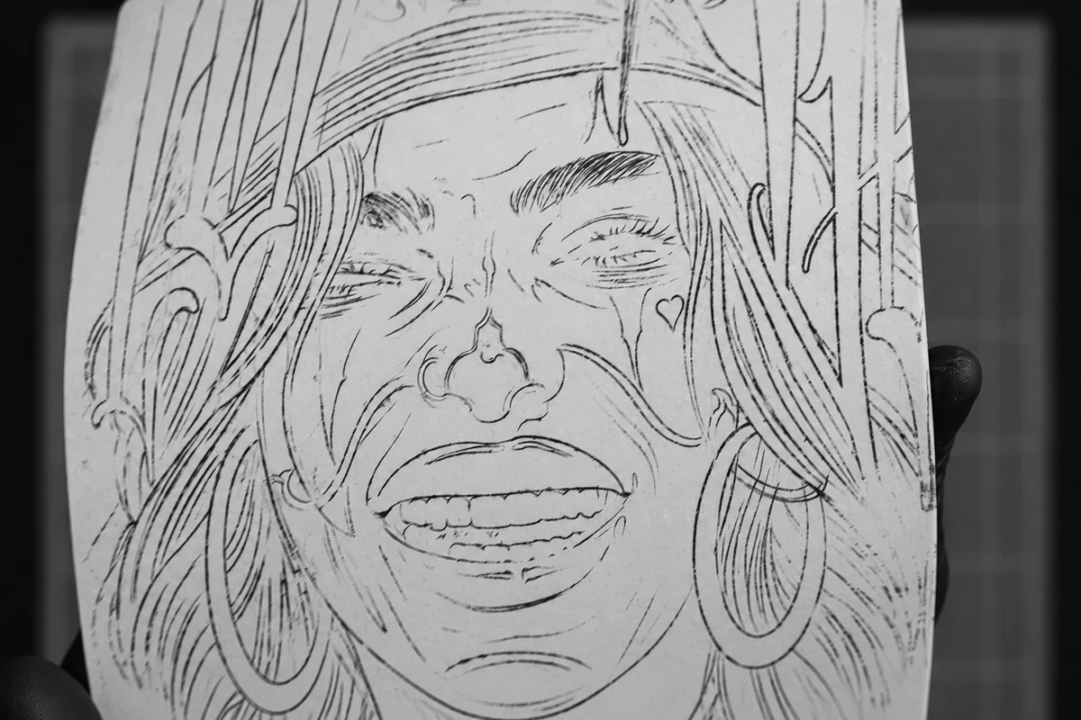 Stencil de portrait transféré sur une plaque de peau synthétique.