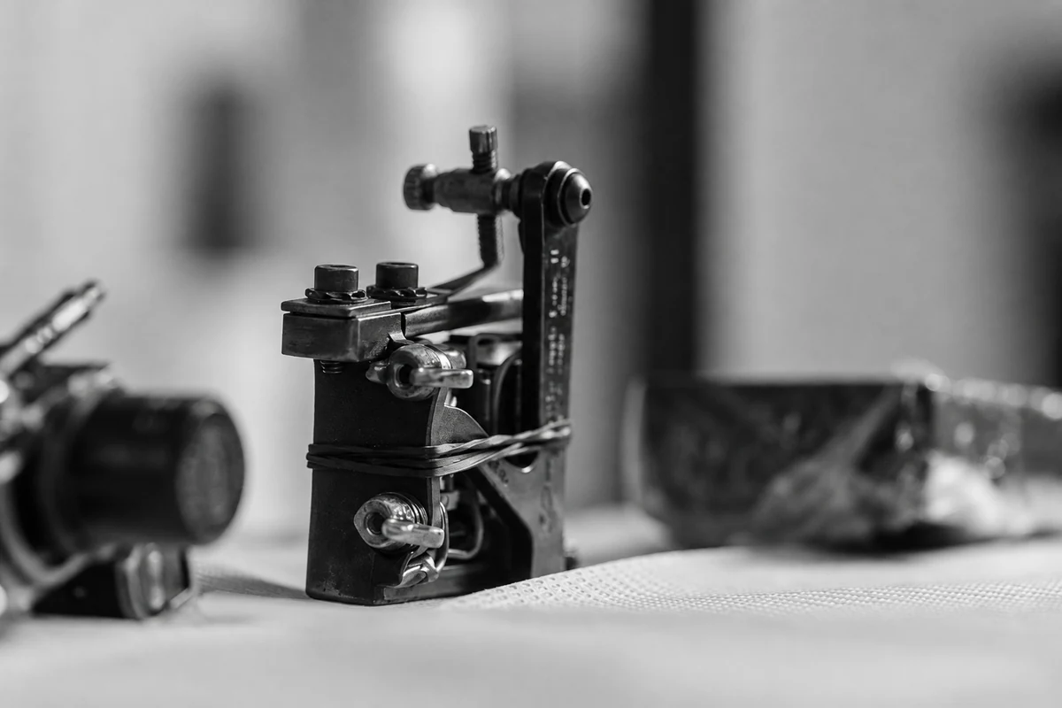 Machines à tatouer à bobines avec barre d’armature visible.